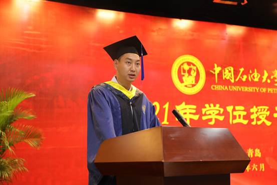 戴帽子的男人站在桌子前

中度可信度描述已自动生成